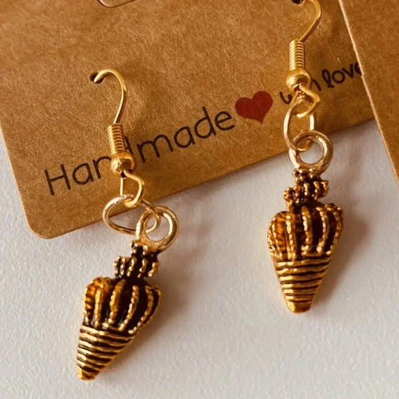 TWO Pairs of Shell & Starfish Beach Themed Fashion Earrings Set(s) - Picture 4 of 5